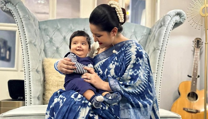 মায়ের কোলে রাজ্যের ভুবন ভোলানো হাসি