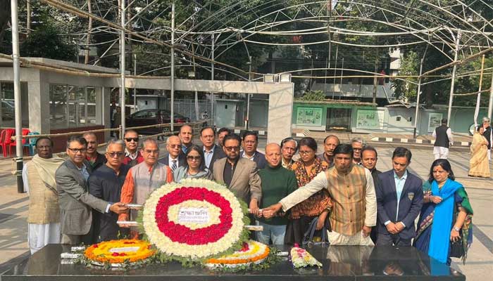 বঙ্গবন্ধুর প্রতিকৃতিতে জাতীয় প্রেসক্লাবের নবনির্বাচিত কমিটির শ্রদ্ধা