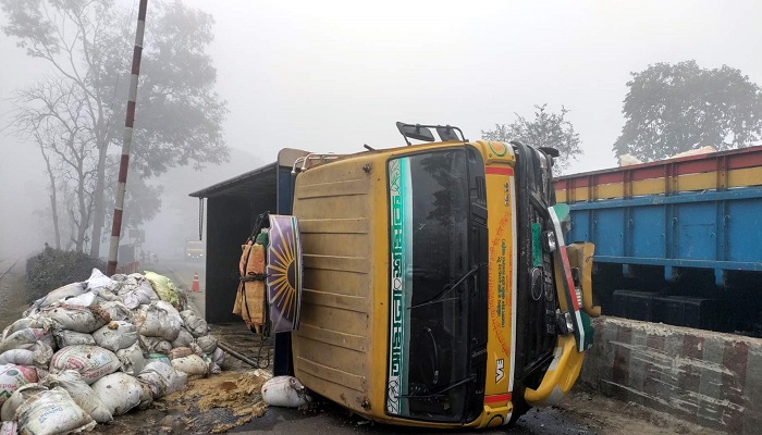 ঝিকরগাছায় রোড ডিভাইডার যেন মরণ ফাঁদ