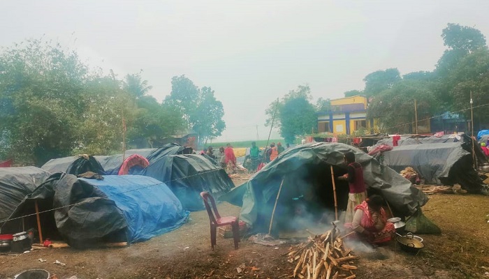 শীতার্তদের মাঝে মাগুরা জেলা পুলিশের শীতবস্ত্র বিতরণ