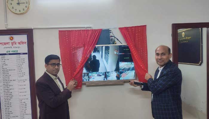 সিসি ক্যামেরার আওতায় বোয়ালমারী ভূমি অফিস