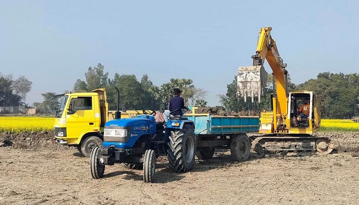 সিংগাইরে দিনের পরিবর্তে রাতে কাটা হচ্ছে ফসলি জমির মাটি