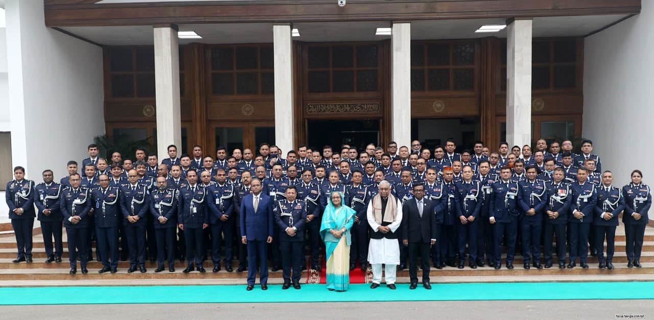পুলিশ কর্মকর্তাদের সতর্ক থাকতে প্রধানমন্ত্রীর নির্দেশ