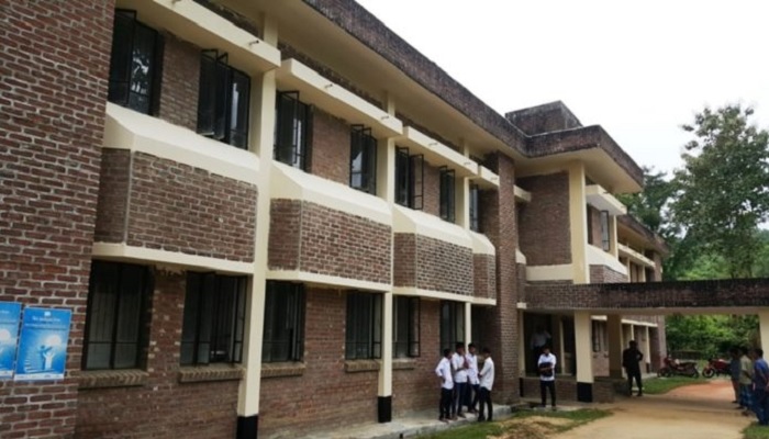 চাঁন্দের গাড়ি উল্টে গভীর খাদে, চালক আহত