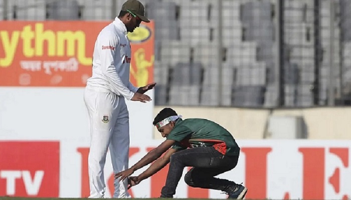মাঠে ঢুকে সাকিবকে কুর্নিশ, সেই ভক্তকে অব্যাহতি