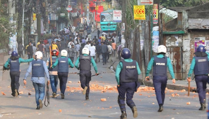 চট্টগ্রামে পুলিশের গাড়িতে বিএনপির আগুন-ভাঙচুর