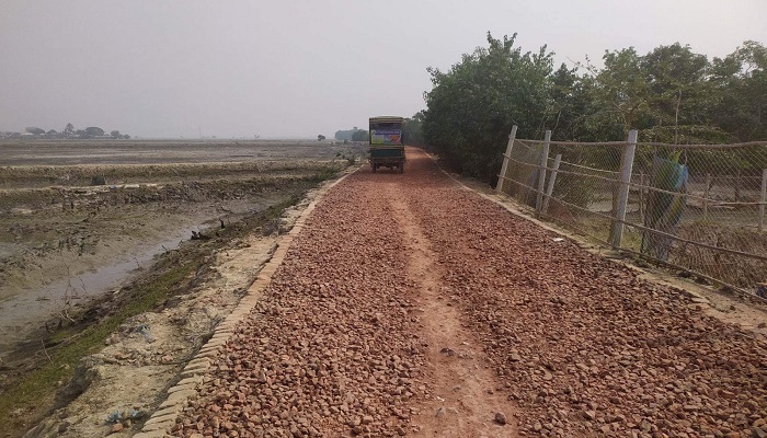 শ্যামনগরে ৬ মাসেও সংস্কার হয়নি তিন কিলোমিটার রাস্তা