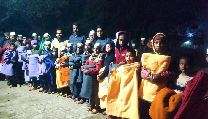 বোয়ালমারীতে প্রধানমন্ত্রীর কম্বল পেল এতিম শিশুরা