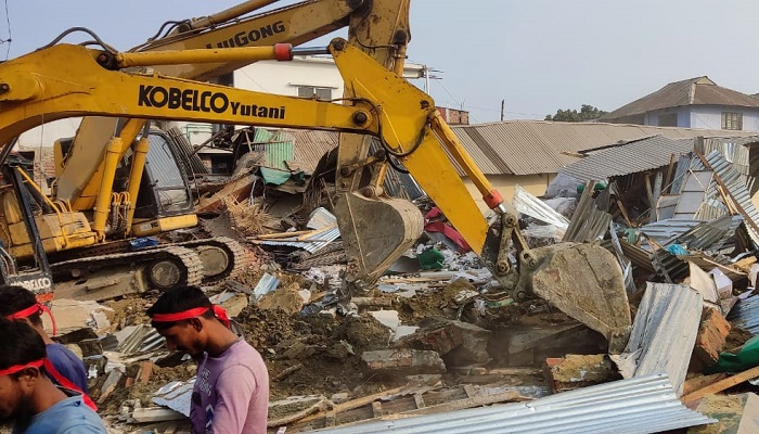 নোয়াখালীতে সরকারি খাস জায়গা থেকে অবৈধ স্থাপনা উচ্ছেদ