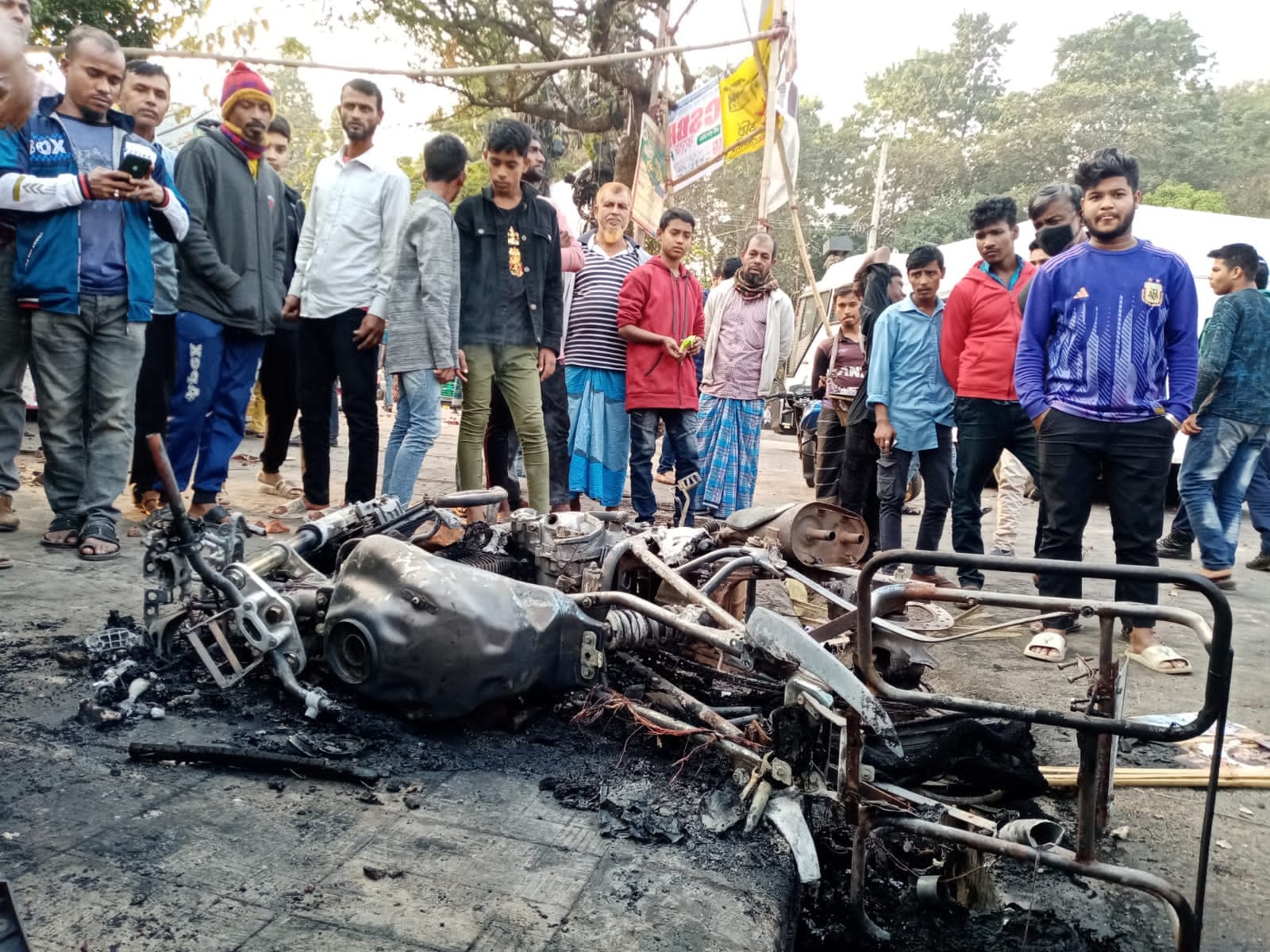 চট্টগ্রামে পুলিশের গাড়িতে বিএনপির আগুন-ভাঙচুর
