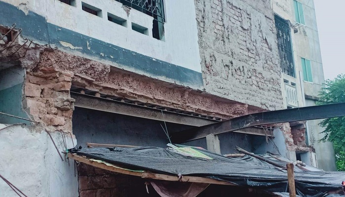 ঝিকরগাছায় সওজের অর্ধভাঙ্গা ভবন এখন মরণ ফাঁদ
