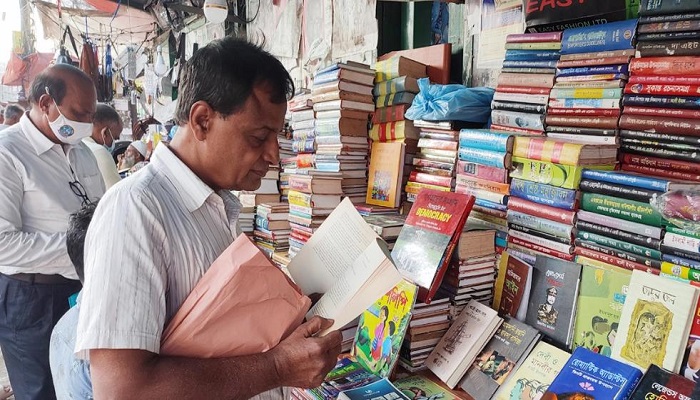 স্কুলে বই নেই, মিলছে ফুটপাতে