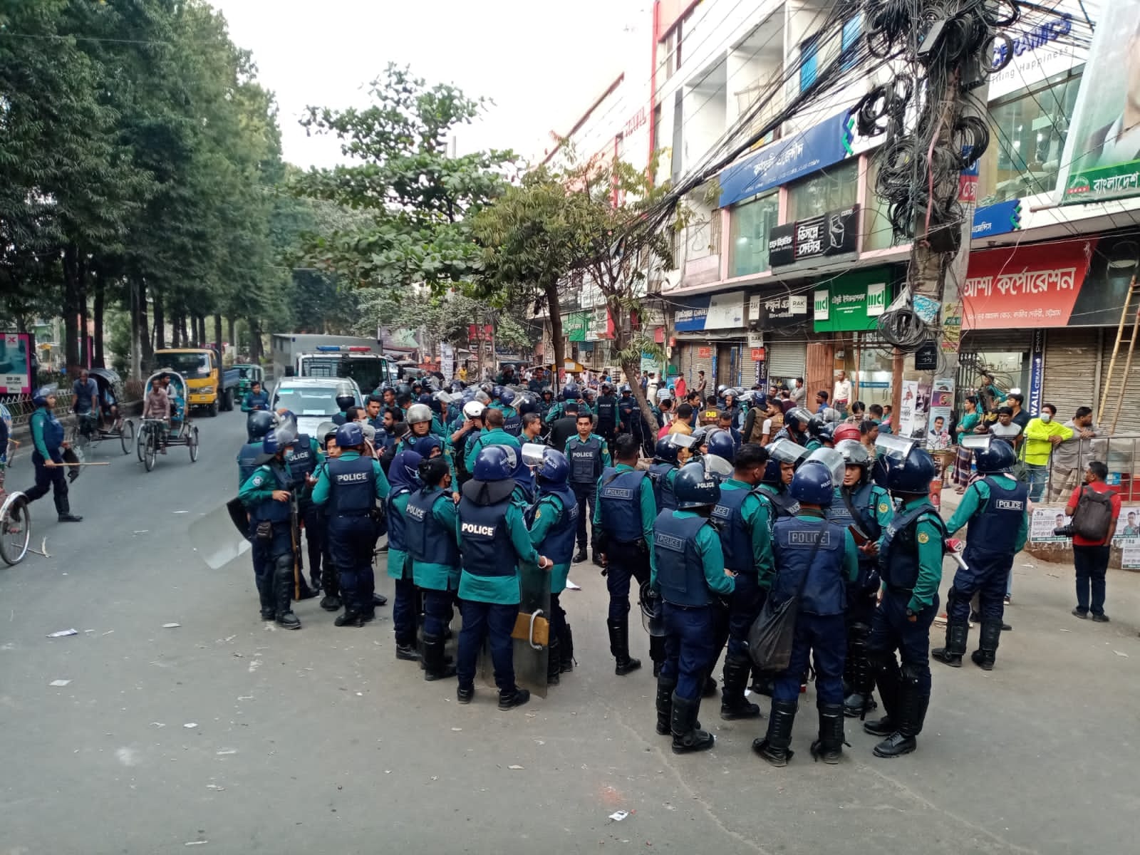 চট্টগ্রামে পুলিশের গাড়িতে বিএনপির আগুন-ভাঙচুর