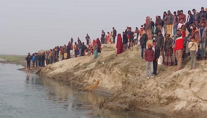 কুড়িগ্রামে নদীতে নৌকাডুবি, নারী নিখোঁজ