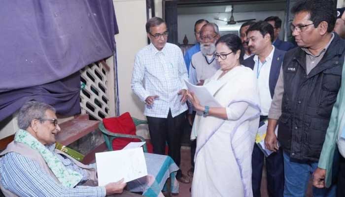 জমি বিতর্ক: অমর্ত্য সেনের পাশে মমতা