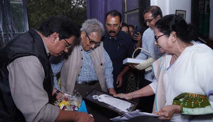 জমি বিতর্ক: অমর্ত্য সেনের পাশে মমতা