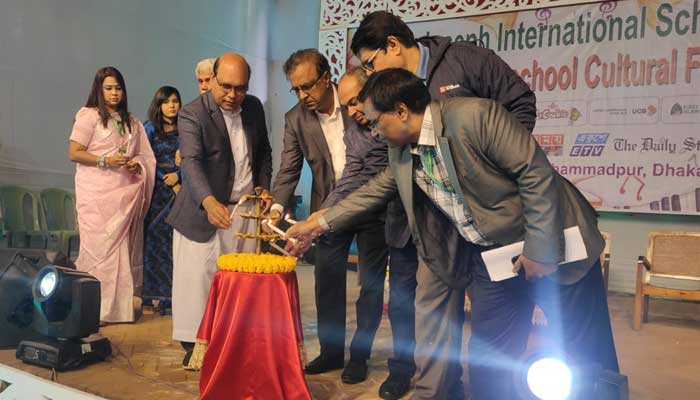 যারা নেতৃত্ব দেয় তারা এগিয়ে থাকে
