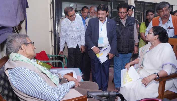জমি বিতর্ক: অমর্ত্য সেনের পাশে মমতা