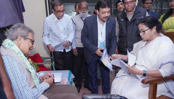 জমি বিতর্ক: অমর্ত্য সেনের পাশে মমতা