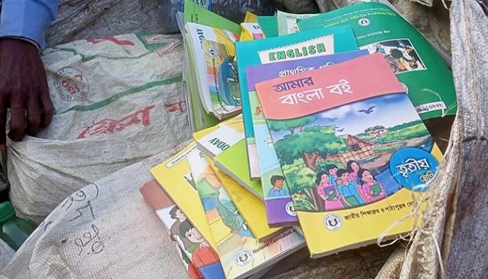২০ টাকা দরে পাঠ্যবই বিক্রি প্রধান শিক্ষকের!