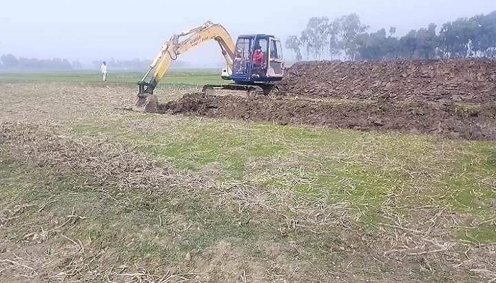 রায়গঞ্জে অনুমতি ছাড়াই পুকুর খনন