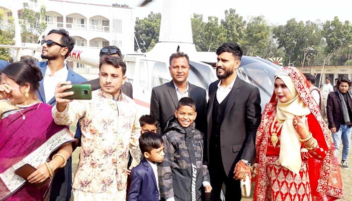 দাদার শখ, তাই হেলিকপ্টারে নাতির বিয়ে