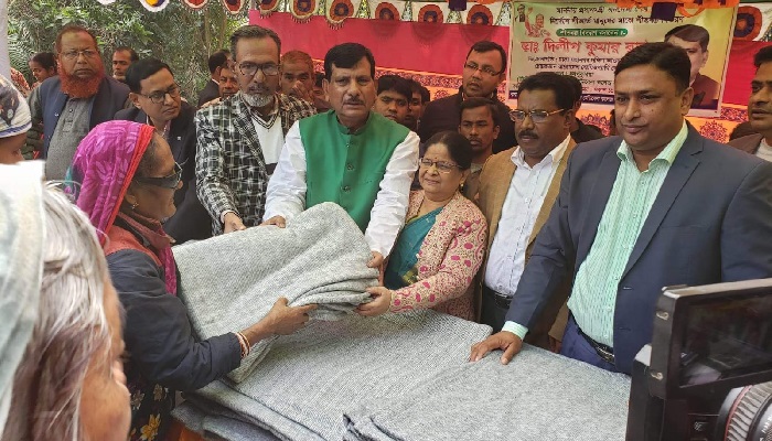 ডা. দিলীপ রায়ের কম্বল বিতরণ