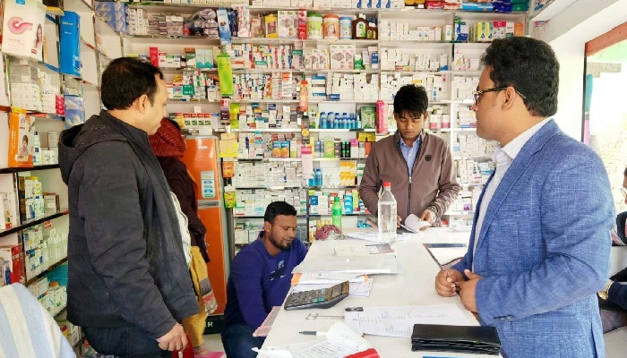 বাকেরগঞ্জে তিন ওষুধের দোকানের ২০ হাজার টাকা জরিমানা