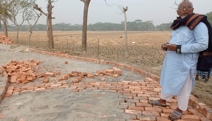 নিম্নমানের ইট দিয়ে রাস্তা নির্মাণ, রুখে দিলেন ইউপি চেয়ারম্যান!