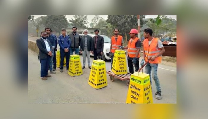 সেই রেলক্রসিংয়ে অতিরিক্ত রোড ডিভাইডার বসালো পুলিশ
