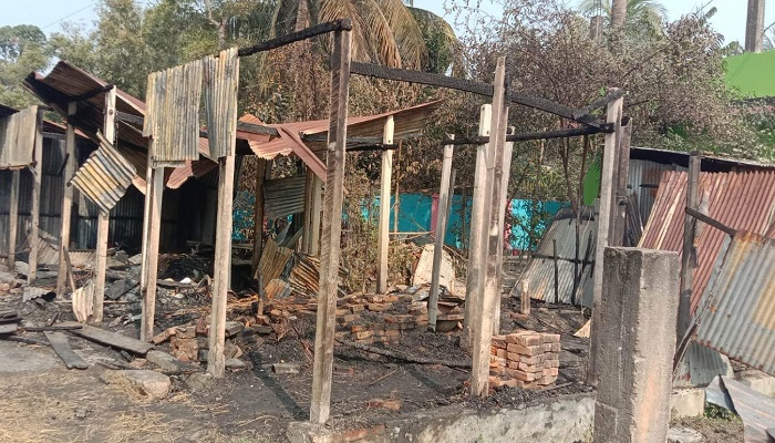 গরুর মশা তাড়ানোর আগুনে পড়ল ৩টি দোকান