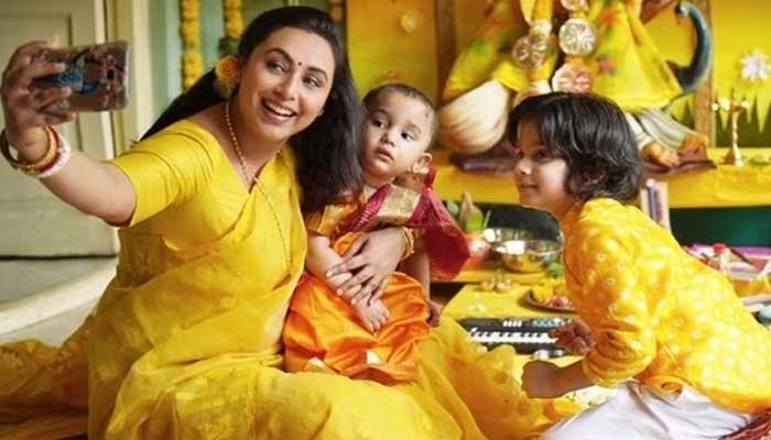 সরস্বতি পূজা: বাঙালি সাজে রানি
