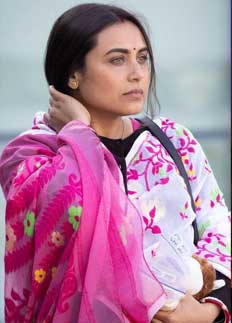 সরস্বতি পূজা: বাঙালি সাজে রানি