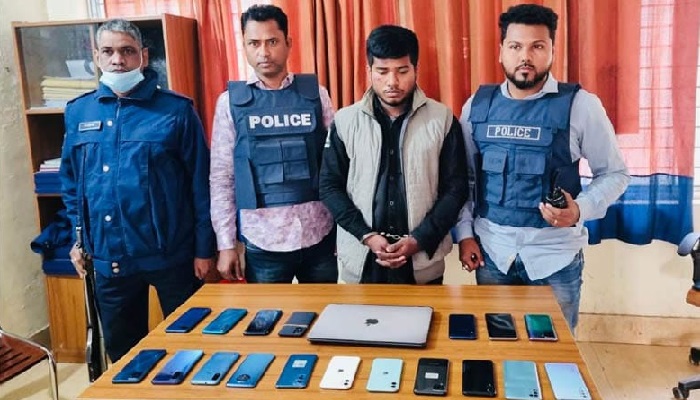 মাধবপুরে মোবাইল ও ল্যাপটপসহ পাচারকারী গ্রেপ্তার