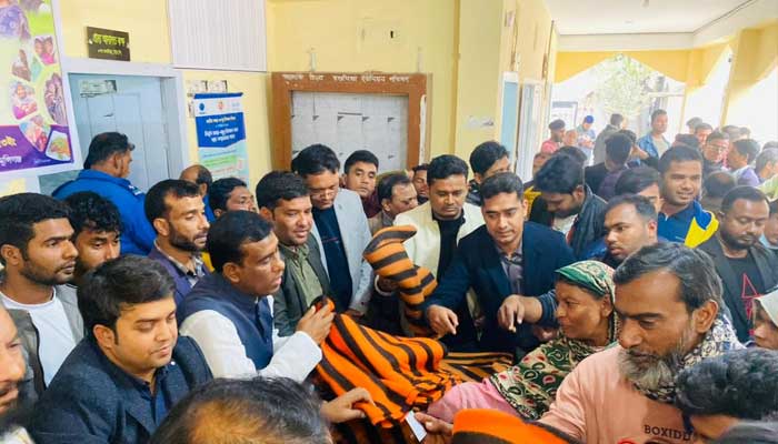 সিরাজদিখানে শীতার্তদের গোলাম সারোয়ার কবিরের শীতবস্ত্র বিতরণ