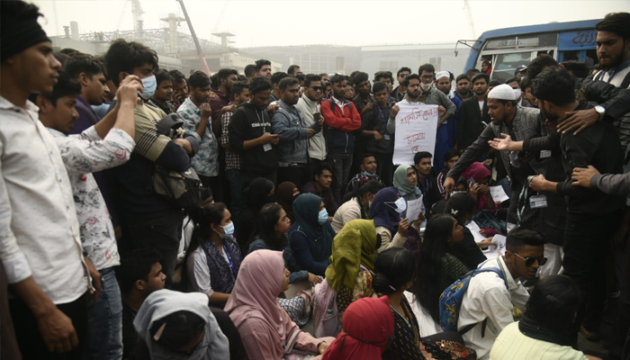 ৪ দফা দাবি শিক্ষার্থীদের, অবরোধ প্রত্যাহার