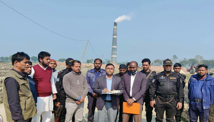 দৌলতপুরে ৬ ইটভাটায় অভিযান, ২৪ লাখ টাকা জরিমানা