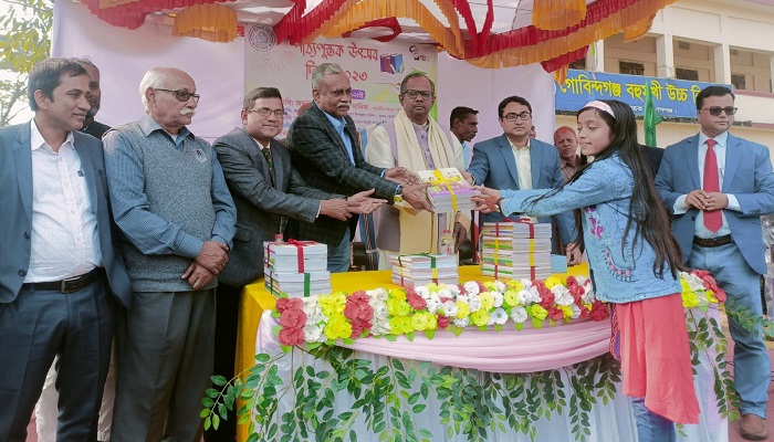 ছাত্রছাত্রীরা ভাল রেজাল্ট করে শিক্ষকের দৃঢ় প্রচেষ্টায়