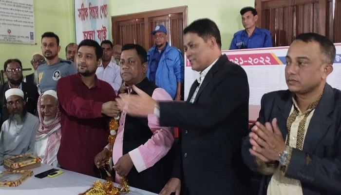 আলফাডাঙ্গায় ব্যতিক্রমধর্মী অনুষ্ঠানে দুই চেয়ারম্যানের দায়িত্ব গ্রহণ