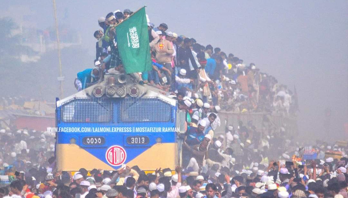 ইজতেমাফেরত মুসল্লিরা