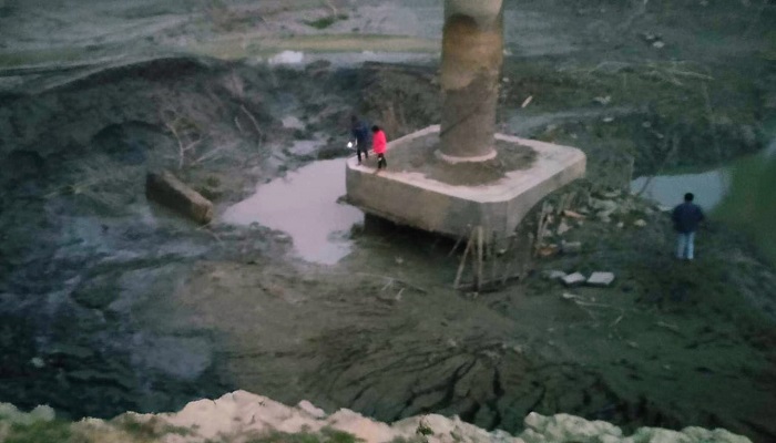 খাল শুকিয়ে মৎস্য নিধন, হুমকির মুখে ৫ কোটি টাকার ব্রিজ