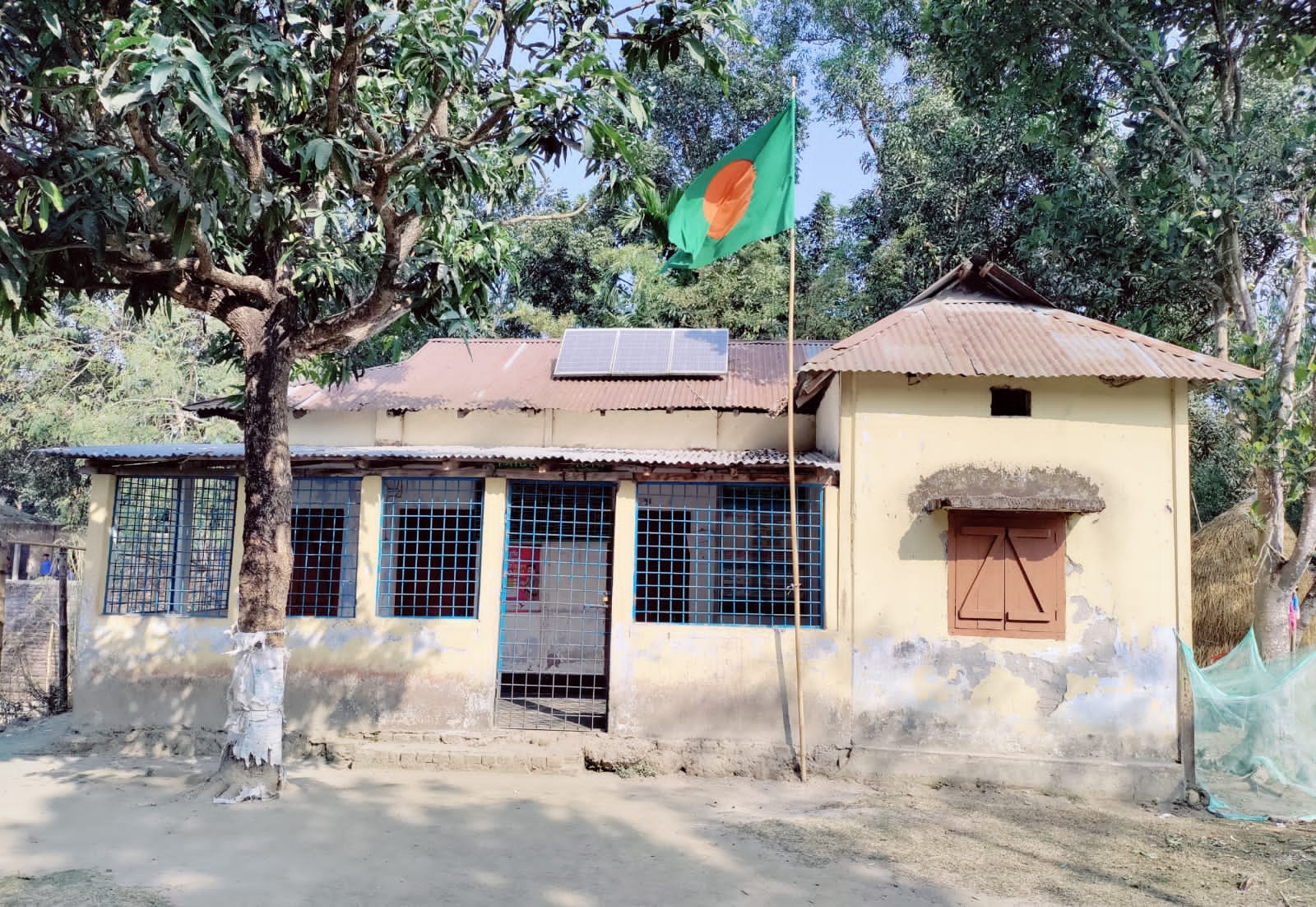 ঘুষ ছাড়া নড়ে না ফাইল, সরকারি দরের তোয়াক্কা নেই!
