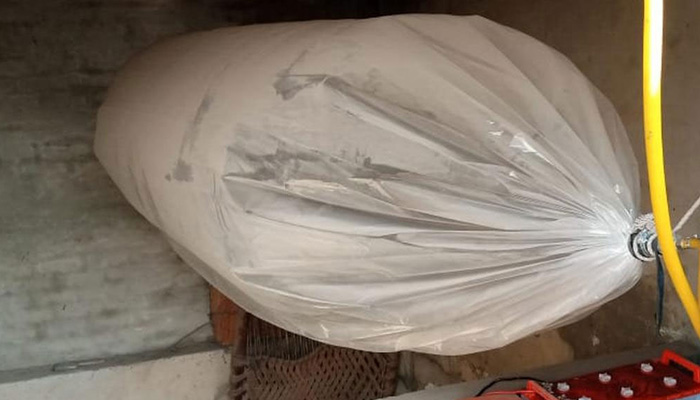 প্লাস্টিকের ব্যাগে বিক্রি হচ্ছে রান্নার গ্যাস