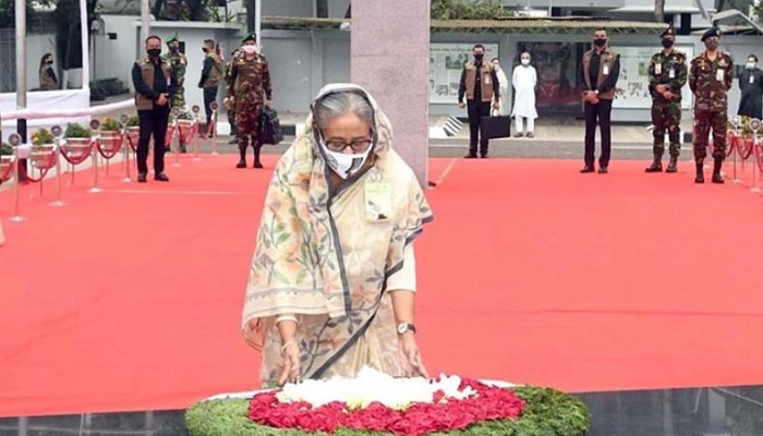 বঙ্গবন্ধুর প্রতিকৃতিতে প্রধানমন্ত্রীর শ্রদ্ধা