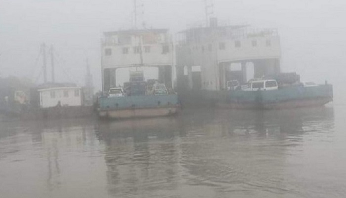 মাঝ নদীতে ২ ফেরি, পাটুরিয়া-দৌলতদিয়ায় নৌ চলাচল বন্ধ