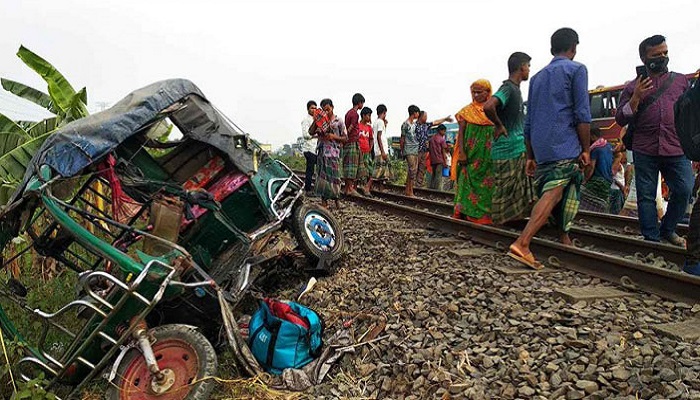 টাঙ্গাইলে ট্রেনের ধাক্কায় অটোরিকশার ৫ যাত্রী নিহত
