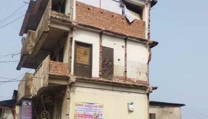 চট্টগ্রামে হেলে পড়েছে চারতলা ভবন