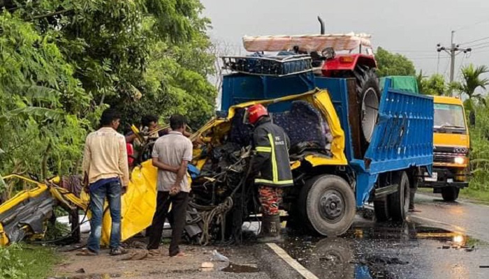 টাঙ্গাইলে ২ ট্রাকের মুখোমুখি সংঘর্ষ, নিহত ১