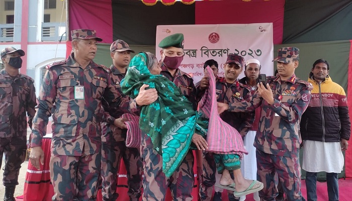 আটোয়ারীর সীমান্তে অসহায় মানুষের পাশে বিজিবি
