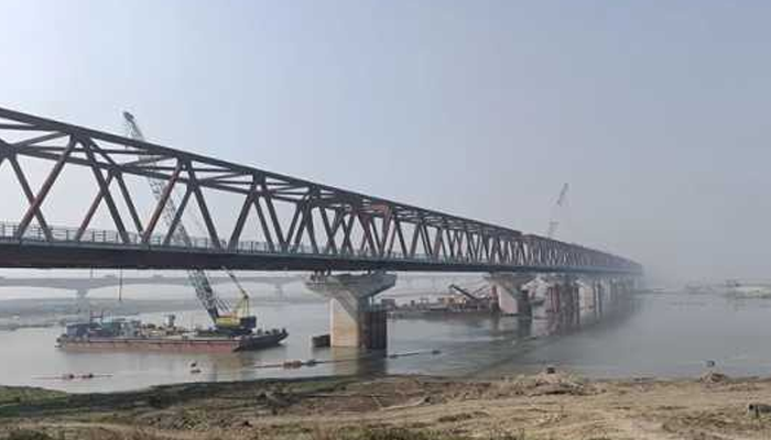 যমুনার বুকে দৃশ্যমান বঙ্গবন্ধু রেলওয়ে সেতু
